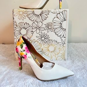 New Christian Siriano White Floral Pumps